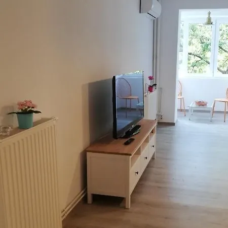 Nice, Quiet Studio With Access To Subway דירה